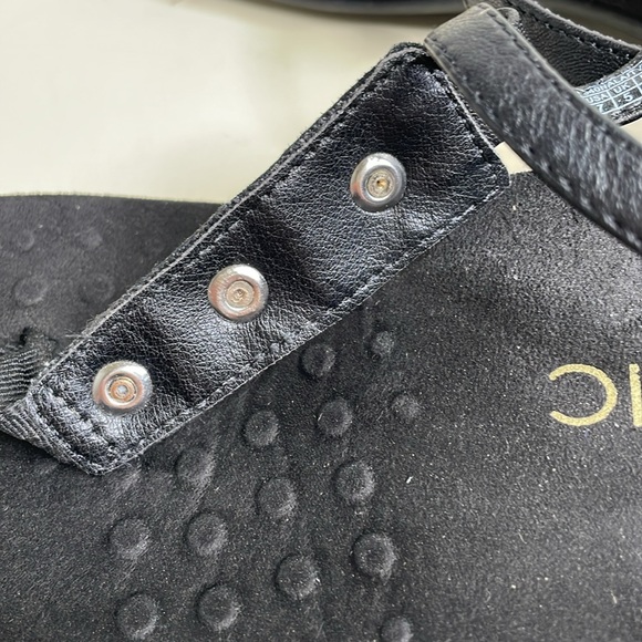 Vionic Black Leather Upper Gold Accent Ankle Strap Thong Sandals Size 7 - Picture 10 of 10